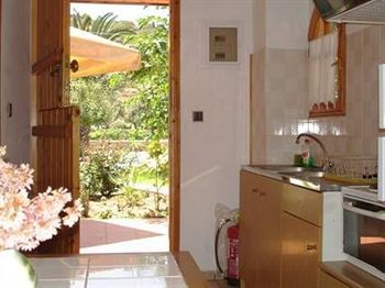 Apartment Holiday Rooms Otzias