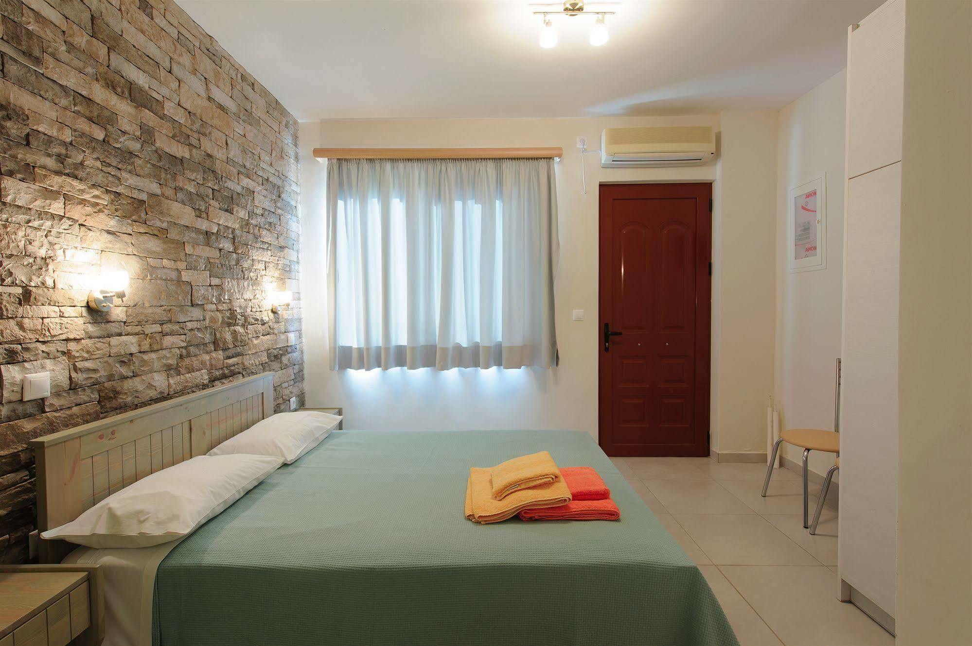 Holiday Rooms Otzias