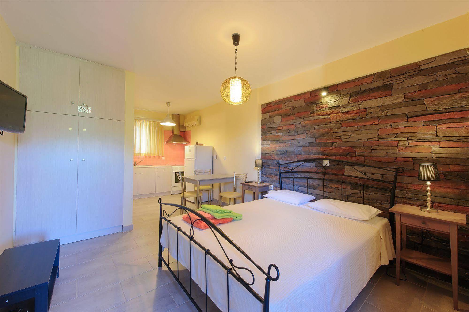 Holiday Rooms *